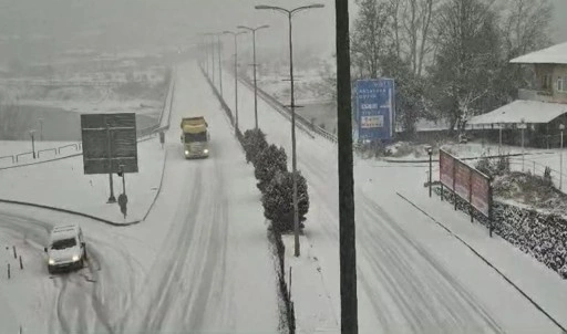 Zonguldak'ta 'beyaz' esaret! Öğrenci servisleri yolda kaldı: 81 köy yolu kapandı