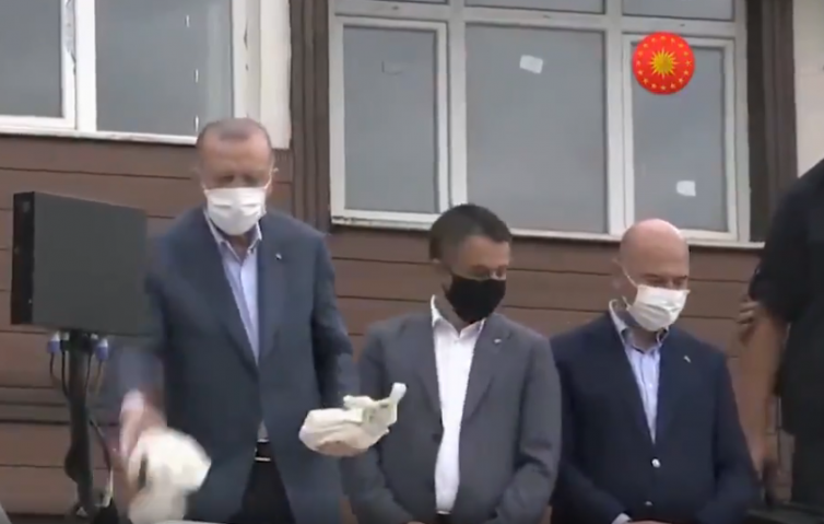 ERDOĞAN RİZE&#039;DE SEL MAĞDURLARINA ÇAY FIRLATTI...