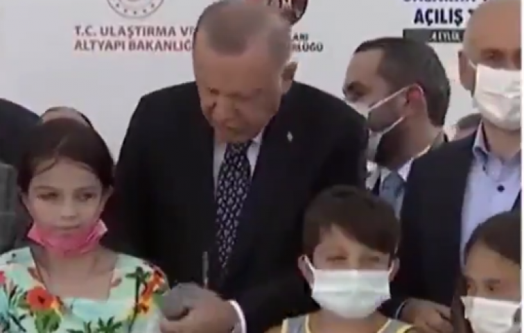 ERDOĞAN&#039;NIN KURDELE KESEN ÇOCUĞA TEPKİSİ GÜNDEM OLDU