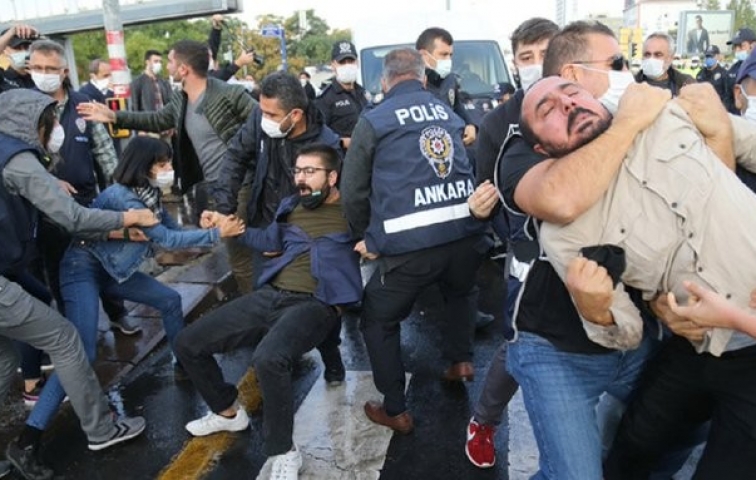 10 EKİM GAR KATLİAMI ANMASINA POLİS MÜDAHALESİ ÇOK SAYIDA GÖZALTI VAR!