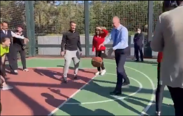 ERDOĞAN GENÇLERİ GÖRÜNCE DAYANAMAMIŞ BASKETBOL OYNAMIŞ!