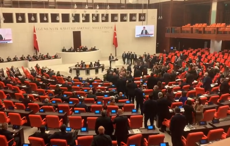 AKP&#039;Lİ VEKİLLER ÖZGÜR ÖZEL&#039;E BÖYLE SALDIRDI!