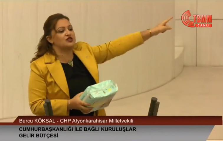 CHP&#039;Lİ VEKİL KÜRSÜYE ÇOCUK BEZİYLE ÇIKTI, AKP&#039;LİLER GÜLDÜ!