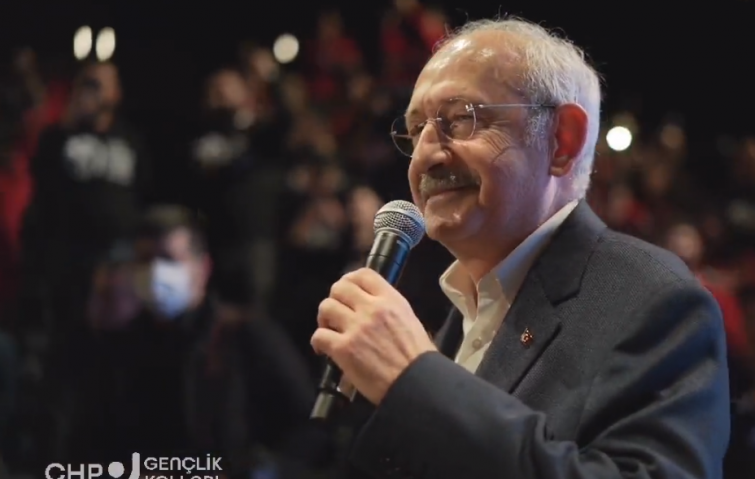 CHP&#039;Lİ GENÇLERDEN KILIÇDAROĞLU&#039;NU DUYGULANDIRAN ŞARKI