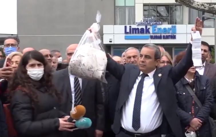 ELEKTRİĞİ KESİLEN CHP&#039;DEN ÇUVAL DOLUSU PARAYLA PROTESTO!