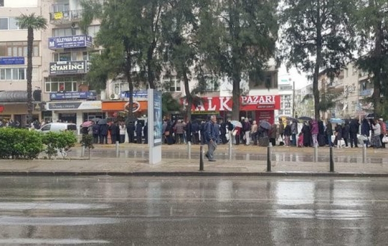 YAĞMUR ALTINDA METRELERCE ASKIDA EKMEK KUYRUĞU!