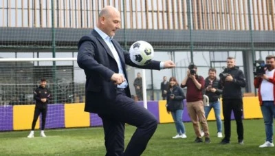 BASTONLA GEZEN SOYLU'DAN FUTBOL ŞOV