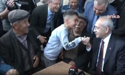 KILIÇDAROĞLU ÇOCUĞUN ELİNİ ÖPTÜ